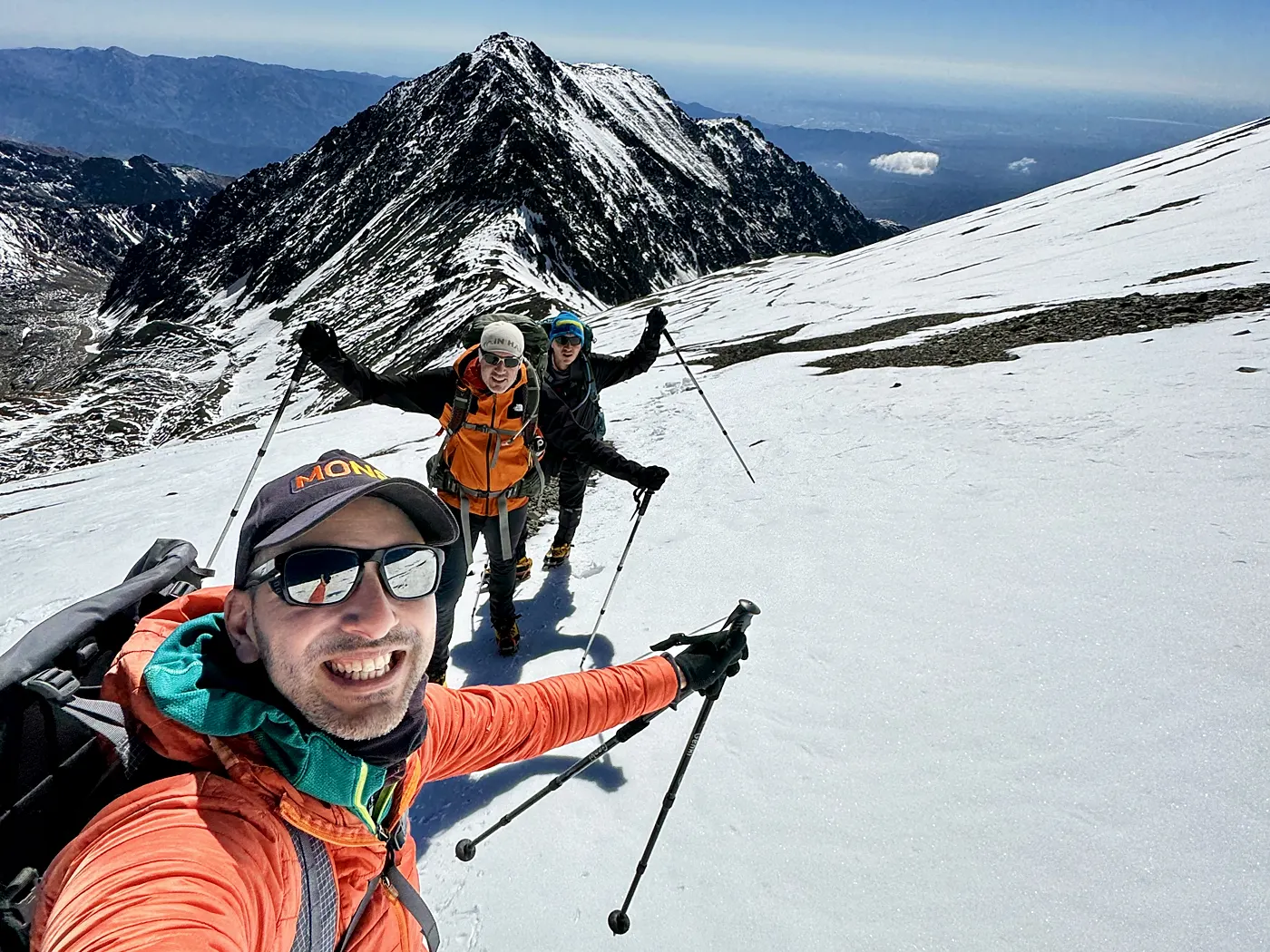 Guía y expedicionarios de MONS ascendiendo por la nieve en el cordón del Plata, Vallecitos, Mendoza