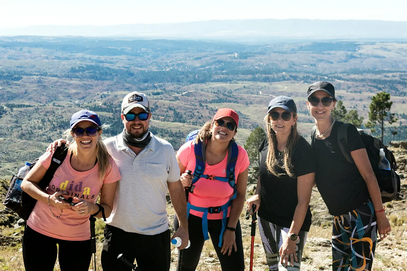 Grupo de trekking de MONS en el Cerro Champaquí con la vista del Valle de Calamuchita, Sierras Grandes de Córdoba