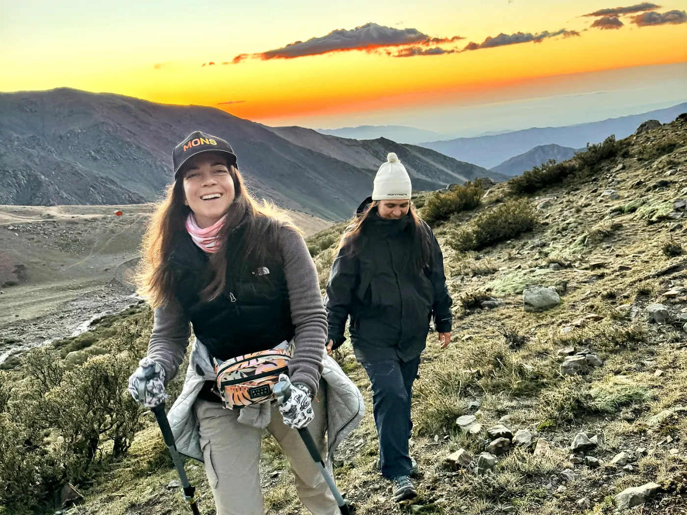 Trekkers subiendo al atardecer en los Andes mendocinos — salida MONS al Cerro del Medio