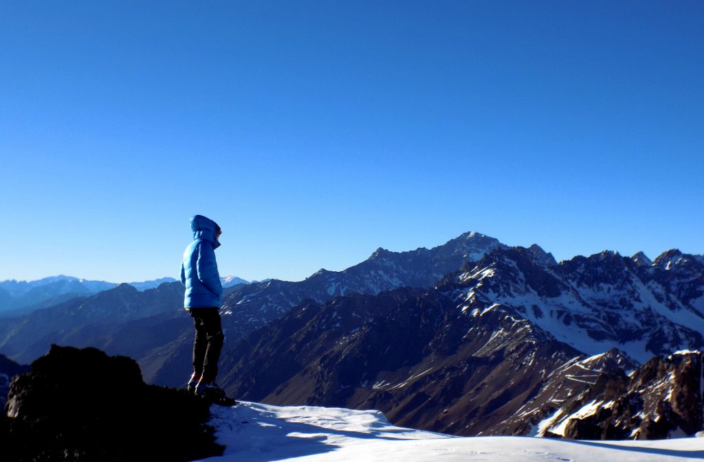 Cumbre del Cerro Peñas Coloradas. Un guía de montaña en la Cordillera de los Andes