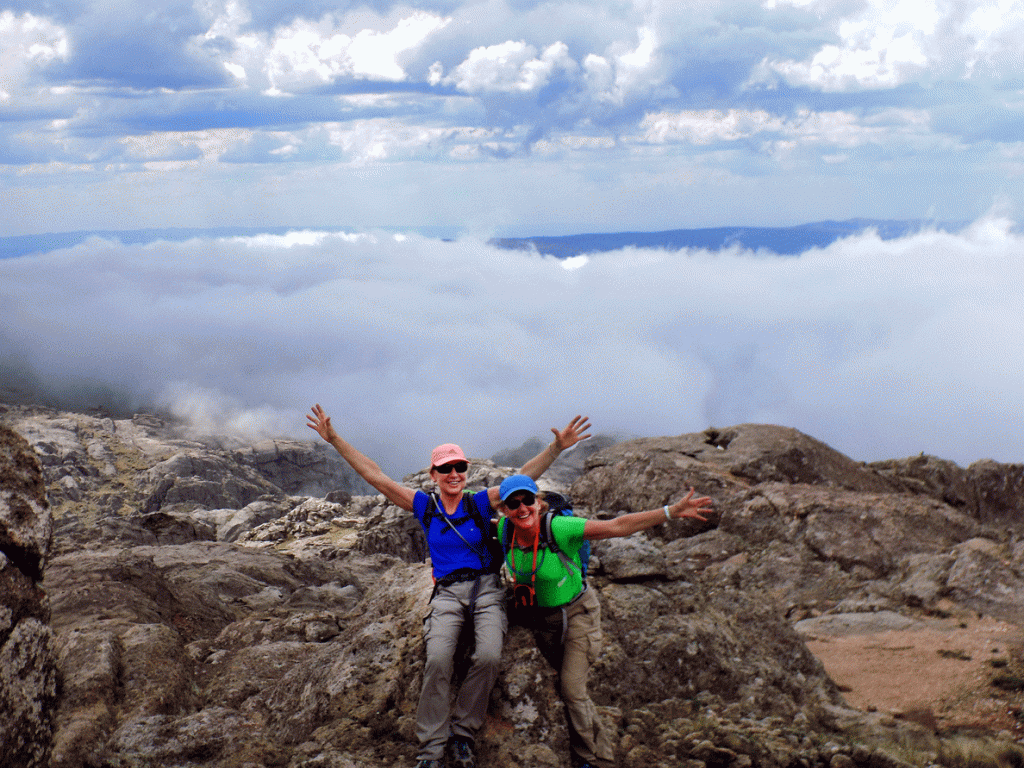 Trekking en Los Gigantes . Dos mujeres disfrutan las Sierras Grandes de Córdoba