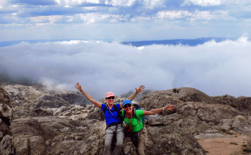 Trekking en Los Gigantes . Dos mujeres disfrutan las Sierras Grandes de Córdoba