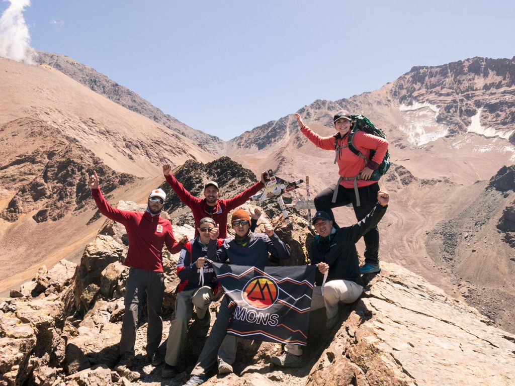 Expedición al Cerro Stepanek. Una aventura en el Cordón del Plata con gente disfrutando en la cumbre del Cerro Stepanek