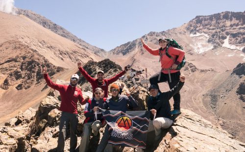 Expedición al Cerro Stepanek. Una aventura en el Cordón del Plata con gente disfrutando en la cumbre del Cerro Stepanek