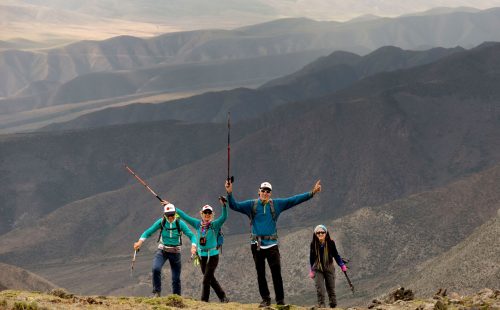 Cordón del Plata , Bautismo de Montaña cuatro personas caminan y disfrutan en la montaña.